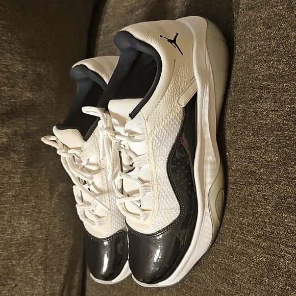 🖤🤍Nike Jordan 11 CMFT Low - Black & White Sneakers - Picture 5 of 10